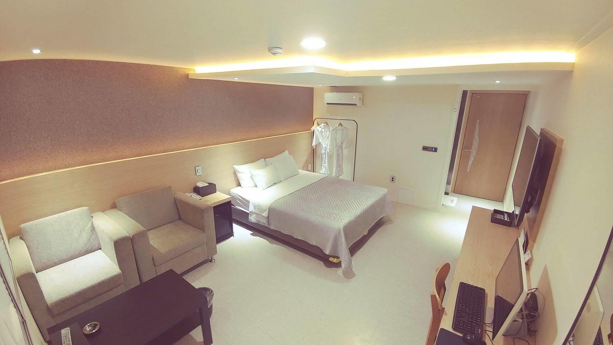 White Hotel Сувон Екстериор снимка